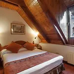 Vilagaros Aparthotel Garós